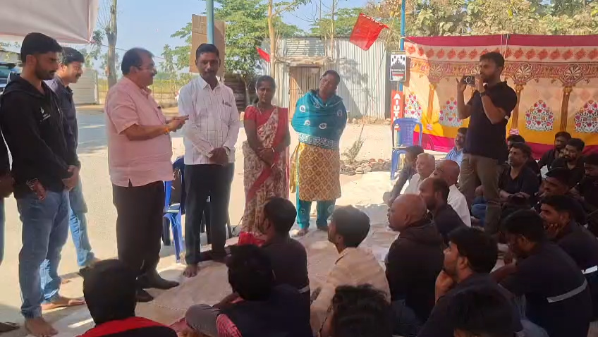 ಹರಿಹರ ತಾಲ್ಲೂಕಿನ ಬೆಳ್ಳೂಡಿ ಸಮೀಪದ ಕಾರ್ಗಿಲ್ ಕಂಪನಿಕಾರ್ಮಿಕರು ಶುಕ್ರವಾರದಿಂದ ಆರಂಭಿಸಿದ ಅಹೋರಾತ್ರಿ ಧರಣಿ ಸತ್ಯಾಗ್ರಹ ಸ್ಥಳಕ್ಕೆ ಶಾಸಕ ಬಿ.ಪಿ.ಹರೀಶ್ ಭೇಟಿ ನೀಡಿ ಬೆಂಬಲ ವ್ಯಕ್ತಪಡಿಸಿದರು.