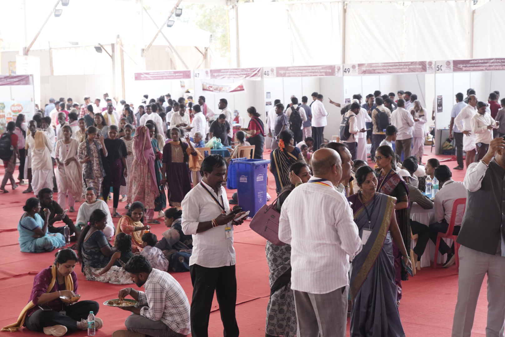 ಆಹಾರ ಮೇಳದ ಮಳಿಗೆಗಳ ಮುಂದೆ ನೆರೆದಿದ್ದ ಗ್ರಾಹಕರು