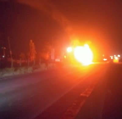 ಡಿಕ್ಕಿಯ ರಭಸಕ್ಕೆ ಚಾಲಕನ ನಿಯಂತ್ರಣ ತಪ್ಪಿದ ಬಸ್, ವೇಗವಾಗಿ ಹೋಗಿ ಪಕ್ಕದಲ್ಲಿದ್ದ ವಿದ್ಯುತ್ ಕಂಬಕ್ಕೆ ಗುದ್ದಿದೆ. 