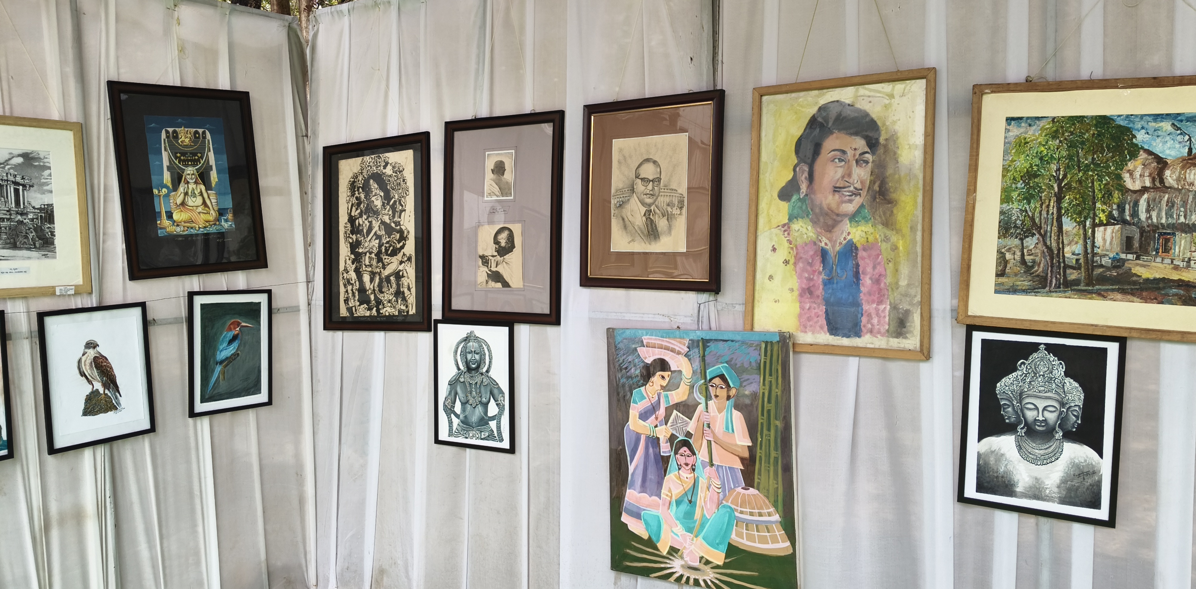 ಜಿಲ್ಲಾ ಉತ್ಸವದ ಪ್ರಯುಕ್ತ ಹಮ್ಮಿಕೊಂಡಿರುವ ಚಿತ್ರಕಲಾ ಶಿಬಿರದಲ್ಲಿ ಪ್ರದರ್ಶನಕ್ಕಿಟ್ಟಿರುವ ಆಕರ್ಷಕ ಕಲಾಕೃತಿಗಳು