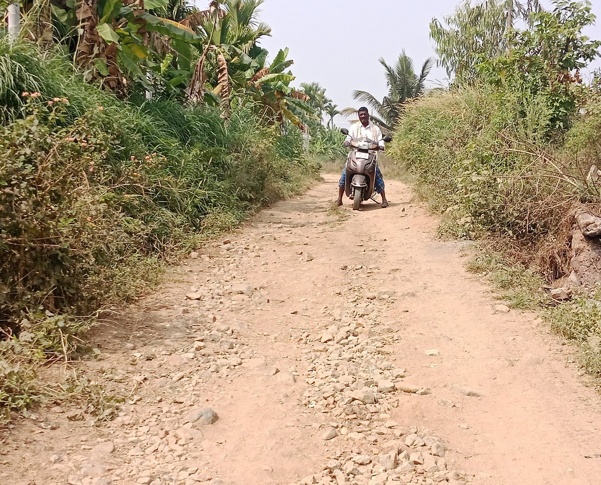ಹಳೇಬೀಡು | ಪ್ರಯಾಣ ದುಸ್ತರ: ಪ್ರಾಣಕ್ಕೆ ಸಂಚಕಾರ