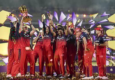 2024ರಲ್ಲಿ ಆರ್‌ಸಿಬಿ ಮಹಿಳೆಯರು, 2025ರಲ್ಲಿ ಆರ್‌ಸಿಬಿ ಪುರುಷರ ತಂಡವು ಐಪಿಎಲ್‌ನಲ್ಲಿ ಪ್ರಶಸ್ತಿ ಜಯಸಿತ್ತು. ಈ ಬಾರಿ ಮತ್ತೆ ವನಿತೆಯರ ತಂಡ ಚಾಂಪಿಯನ್ ಪಟ್ಟಕ್ಕೇರಿತ್ತು.