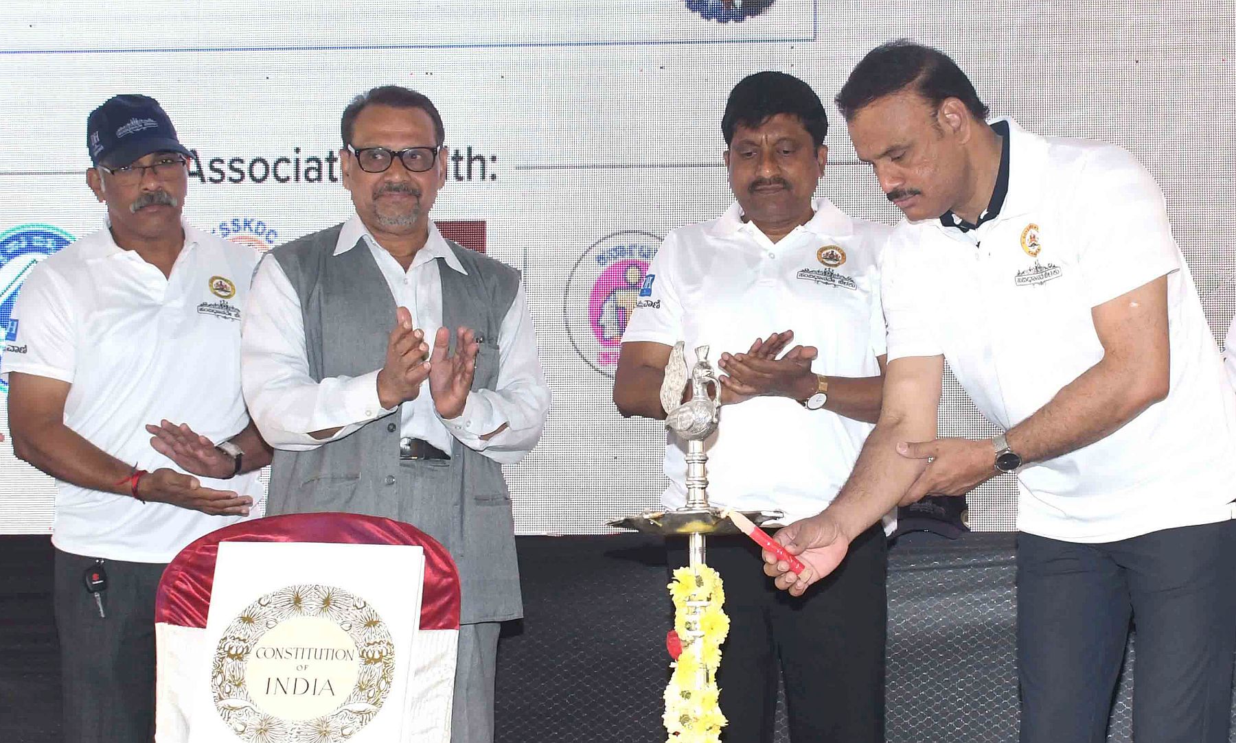 ‘ಸಂವಿಧಾನವೇ ಬೆಳಕು’ ಕಾರ್ಯಕ್ರಮವನ್ನು ಕರ್ನಾಟಕ ವಿಶ್ವವಿದ್ಯಾಲಯದ ಕುಲಪತಿ ಡಾ. ಎ.ಎಂ.ಖಾನ್ ಅವರು ದೀಪ ಬೆಳಗಿ ಉದ್ಘಾಟಿಸಿದರು. ದಿವಾಕರ ಭಟ್ ಪ್ರೊ. ಶಿವಾನಂದ ಶೆಟ್ಟರ್ ಪ್ರೊ. ಎನ್.ವೈ.ಮಟ್ಟಿಹಾಳ ಹಾಜರಿದ್ದರು