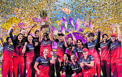 ಆರ್‌ಸಿಬಿ ಫೈನಲ್‌ನಲ್ಲಿ ಡೆಲ್ಲಿ ಕ್ಯಾಪಿಟಲ್ಸ್ ವಿರುದ್ಧ ಆರು ವಿಕೆಟ್ ಅಂತರದ ಗೆಲುವು ದಾಖಲಿಸಿತು.