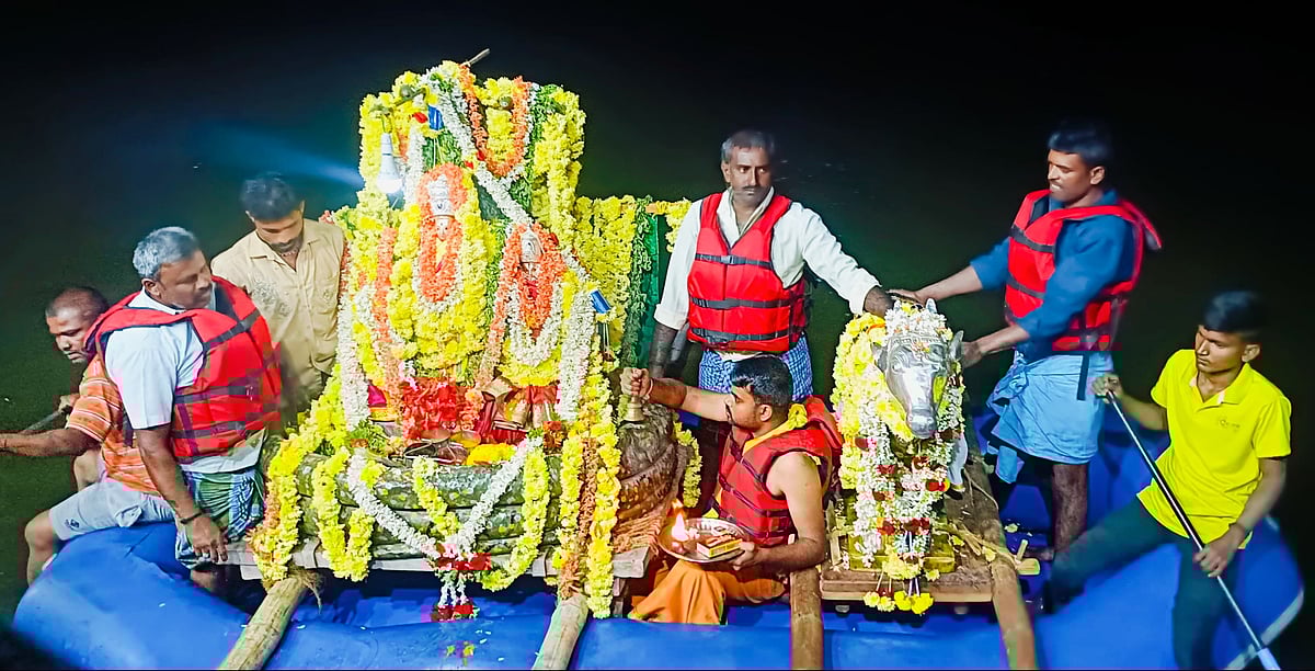 ಬೆಟ್ಟದಪುರ: ಸಿಡಿಲು ಮಲ್ಲಿಕಾರ್ಜುನ ತೆಪ್ಪೋತ್ಸವ