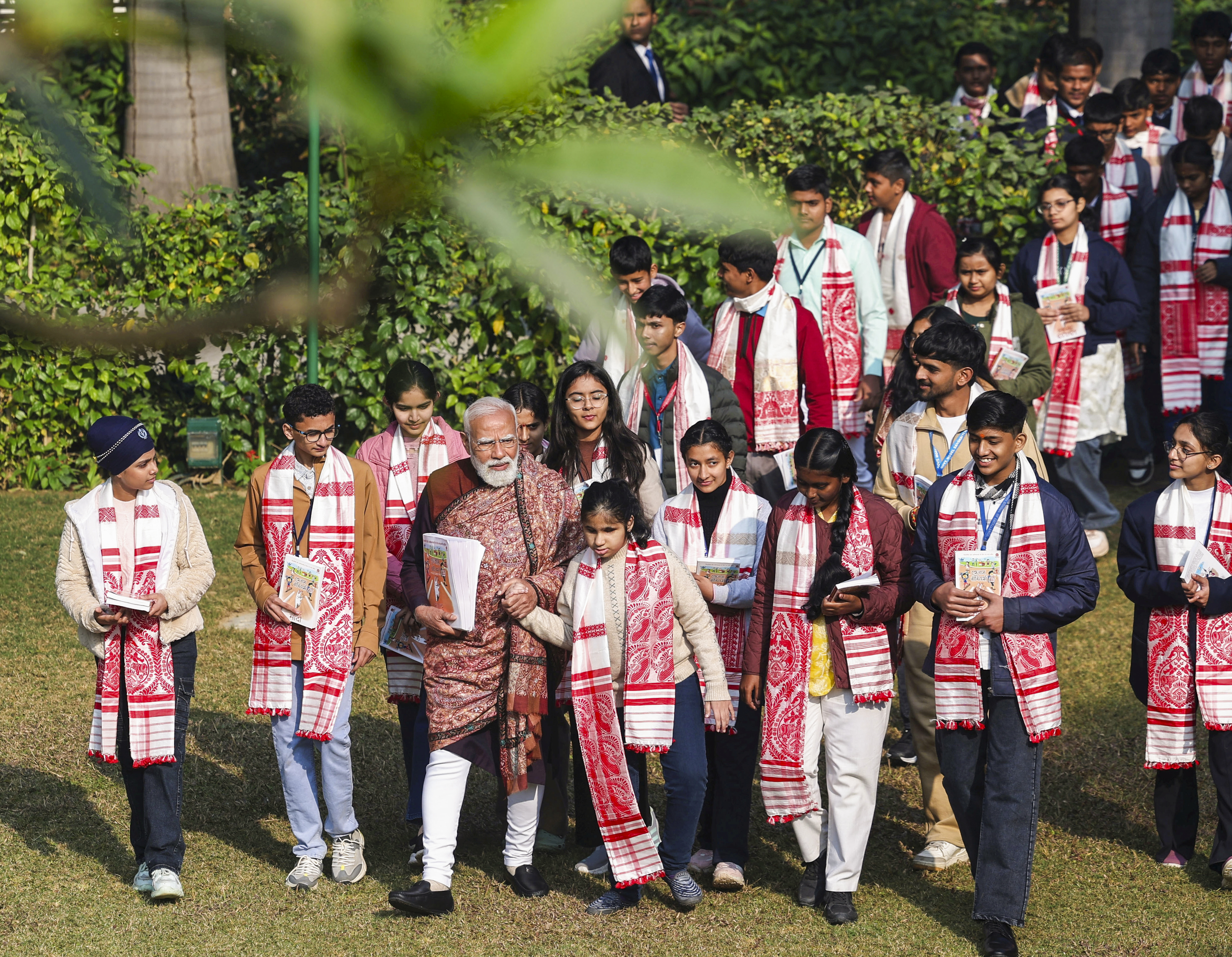 ನವದೆಹಲಿಯ ತಮ್ಮ ನಿವಾಸದಲ್ಲಿ ಶುಕ್ರವಾರ ಹಮ್ಮಿಕೊಂಡಿದ್ದ ‘ಪರೀಕ್ಷಾ ಪೇ ಚರ್ಚಾ’ದ 9ನೇ ಆವೃತ್ತಿಯಲ್ಲಿ ವಿದ್ಯಾರ್ಥಿಗಳ ಜೊತೆ ಪ್ರಧಾನಿ ನರೇಂದ್ರ ಮೋದಿ ಸಂಭಾಷಣೆ ನಡೆಸಿದರು–ಪಿಟಿಐ ಚಿತ್ರ