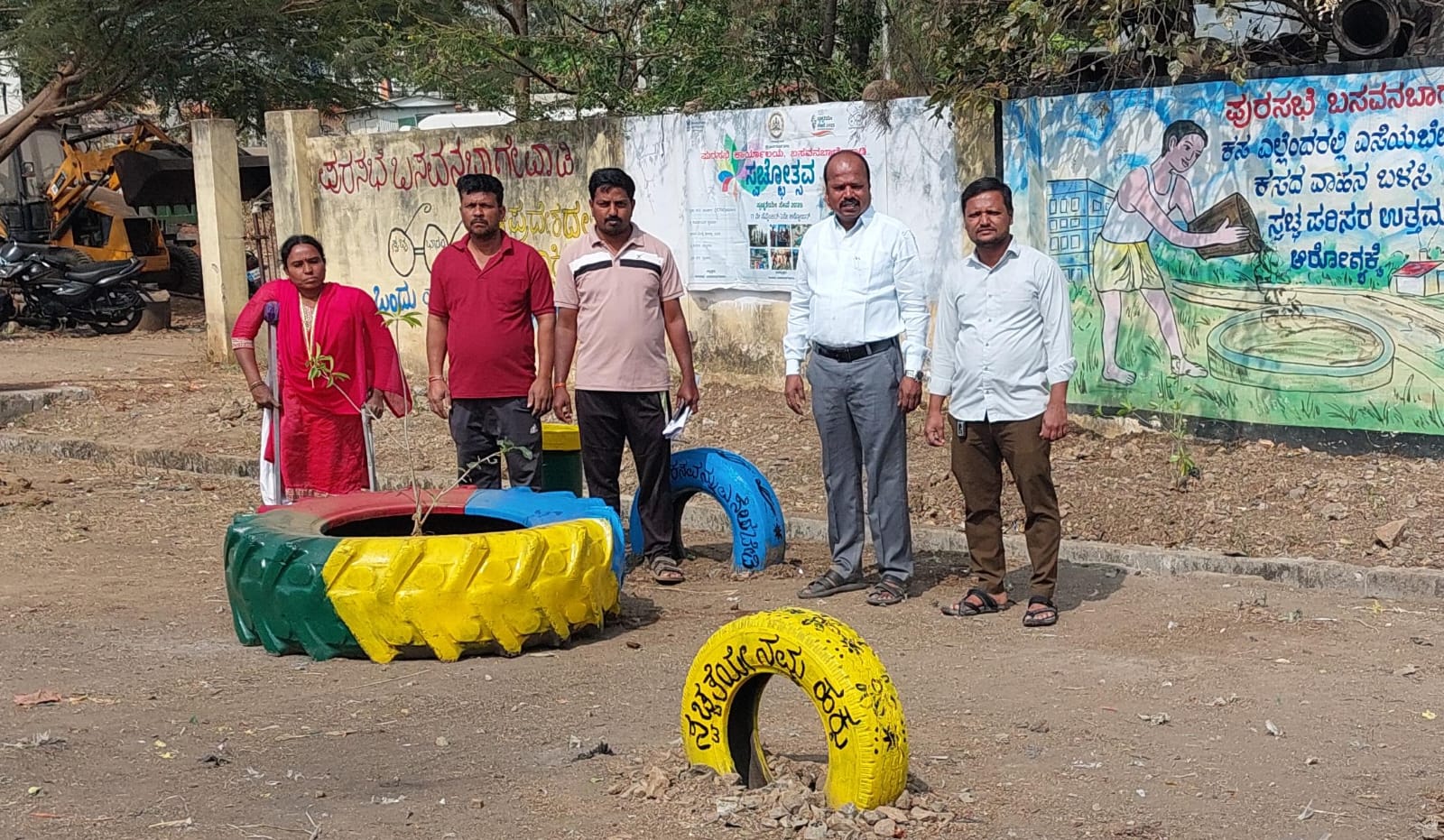 ಬಸವನಬಾಗೇವಾಡಿ ಪಟ್ಟಣದ ತೆಲಗಿ ರಸ್ತೆಯಲ್ಲಿರುವ ಪಂಪ್ ಹೌಸ್ ಮುಂಭಾಗದ ಜಾಗದಲ್ಲಿ ಪುರಸಭೆಯಿಂದ ಸ್ವಚ್ಛತಾ ಕಾರ್ಯ ಕೈಗೊಂಡು ಸ್ವಚ್ಛೋತ್ಸವಕ್ಕೆ ಚಾಲನೆ ನೀಡಲಾಯಿತು.
