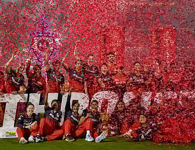 ಒಟ್ಟಾರೆ ಆರ್‌ಸಿಬಿ ಫ್ರ್ಯಾಂಚೈಸಿಯು ಸತತ ಮೂರು ವರ್ಷಗಳಿಂದ ಪ್ರಶಸ್ತಿ ಜಯಿಸಿದಂತಾಗಿದೆ.