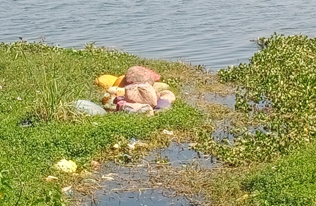 ಚಿಕ್ಕಕೆರೆಯಲ್ಲಿ ಕಸದ ಜತೆ ಬಟ್ಟೆಯ ಗಂಟುಮೂಟೆ