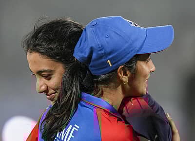 ಜೆಮಿಮಾ ಅವರನ್ನು ತಬ್ಬಿಕೊಂಡ ಮಂದಾನ