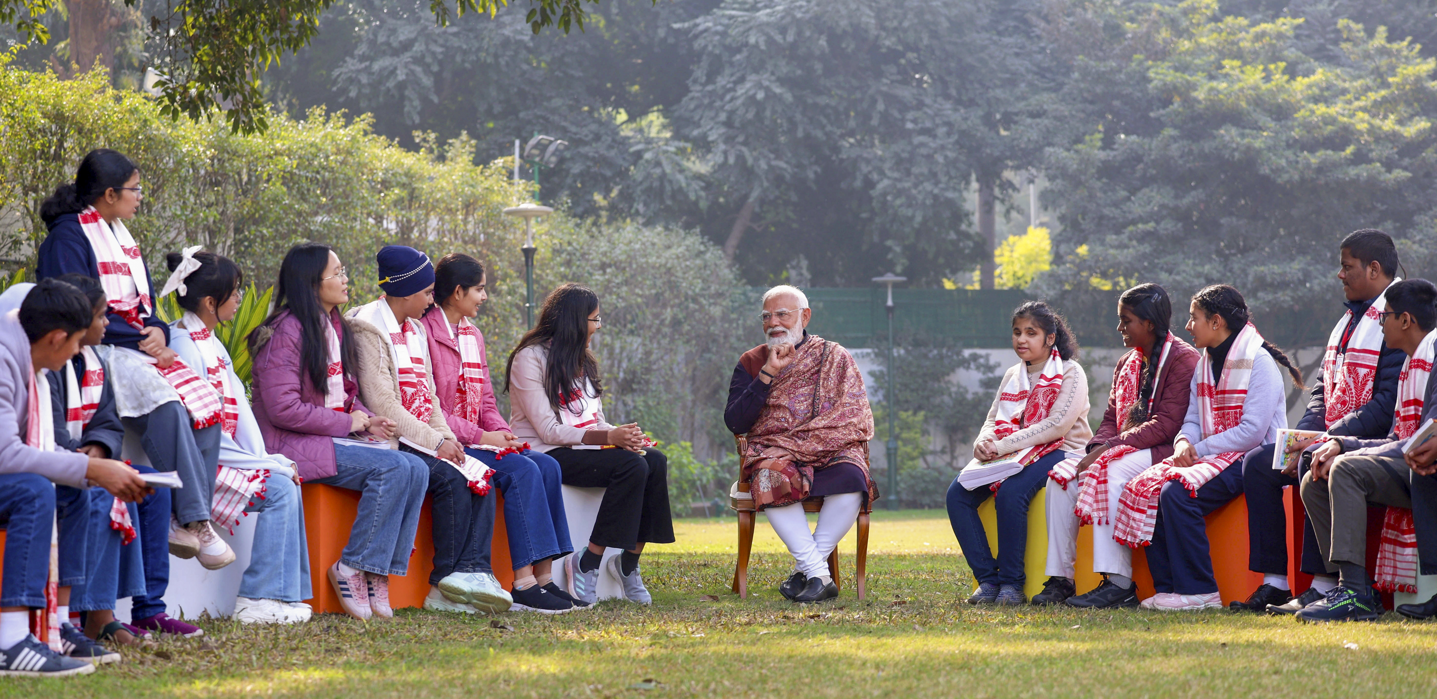 ನವದೆಹಲಿಯ ತಮ್ಮ ನಿವಾಸದಲ್ಲಿ ಶುಕ್ರವಾರ ಹಮ್ಮಿಕೊಂಡಿದ್ದ ‘ಪರೀಕ್ಷಾ ಪೇ ಚರ್ಚಾ’ದ 9ನೇ ಆವೃತ್ತಿಯಲ್ಲಿ ವಿದ್ಯಾರ್ಥಿಗಳ ಜೊತೆ ಪ್ರಧಾನಿ ನರೇಂದ್ರ ಮೋದಿ ಸಂಭಾಷಣೆ ನಡೆಸಿದರು–ಪಿಟಿಐ ಚಿತ್ರ