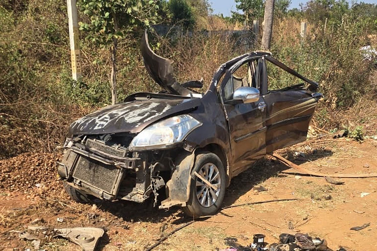 ಚನ್ನಗಿರಿ: ಭೀಕರ ರಸ್ತೆ ಅಪಘಾತ, ಇಬ್ಭಾಗವಾದ ಕಾರು