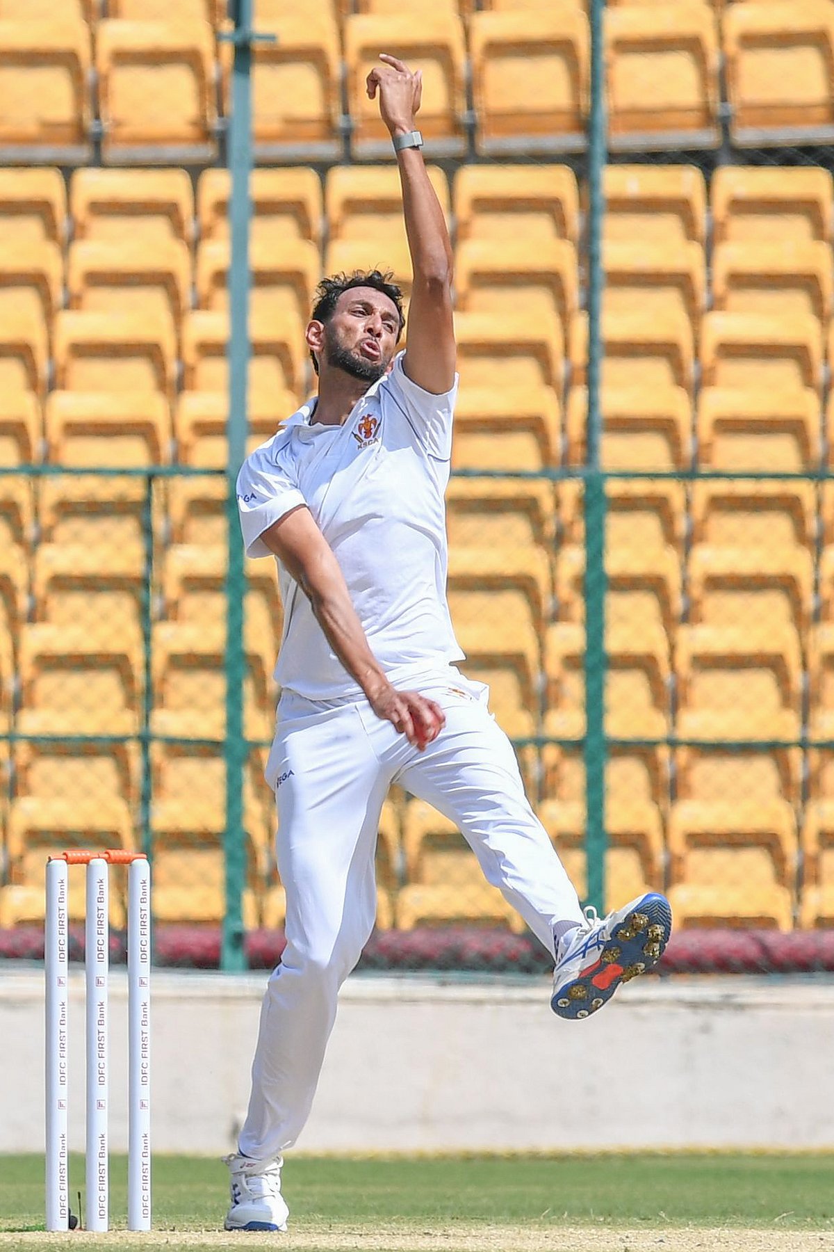 ರಣಜಿ ಕ್ವಾರ್ಟರ್‌ಫೈನಲ್: ಪ್ರಸಿದ್ಧ, ವಿದ್ವತ್ ಬೌಲಿಂಗ್ ಸೊಬಗು; ಕುಸಿದ ಮುಂಬೈ