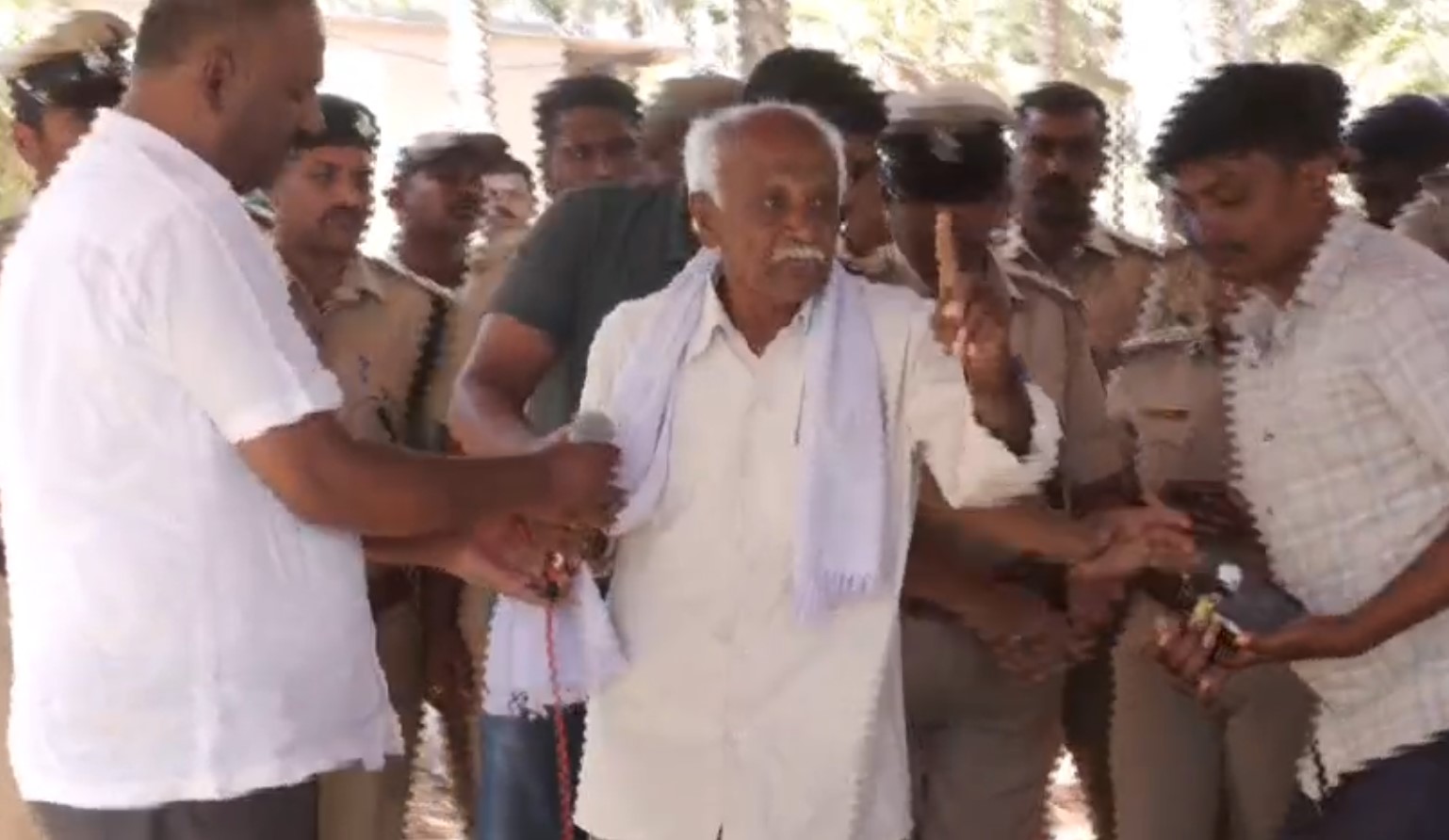 ಸಭೆಯಲ್ಲಿ ವಿಷ ಕುಡಿಯಲು ಯತ್ನಿಸಿದ ರೈತ ಪುಟ್ಟಪ್ಪ ಅವರಿಂದ ಅಧಿಕಾರಿಗಳು ವಿಷದ ಬಾಟಲಿ ಕಸಿದುಕೊಂಡರು 