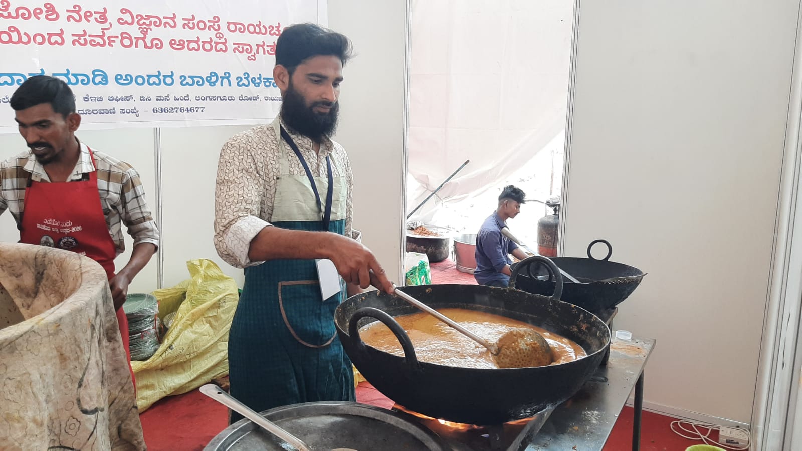 ಆಹಾರ ಮೇಳದಲ್ಲಿ ಬಿರಿಯಾನಿ ಗ್ರೇವಿ ಸಿದ್ಧಪಡಿಸಿದ ಬಾಣಸಿಗರು