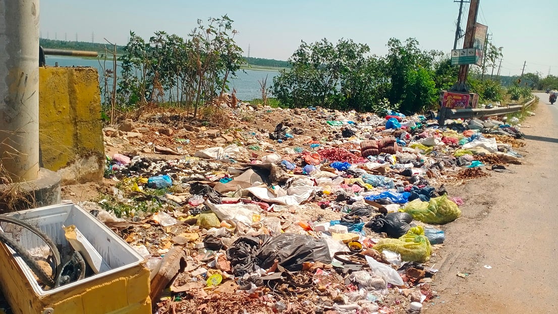 ಕುಣಿಗಲ್: ದೊಡ್ಡಕೆರೆ, ಚಿಕ್ಕಕೆರೆ ಒಡಲಿಗೆ ಕಸ