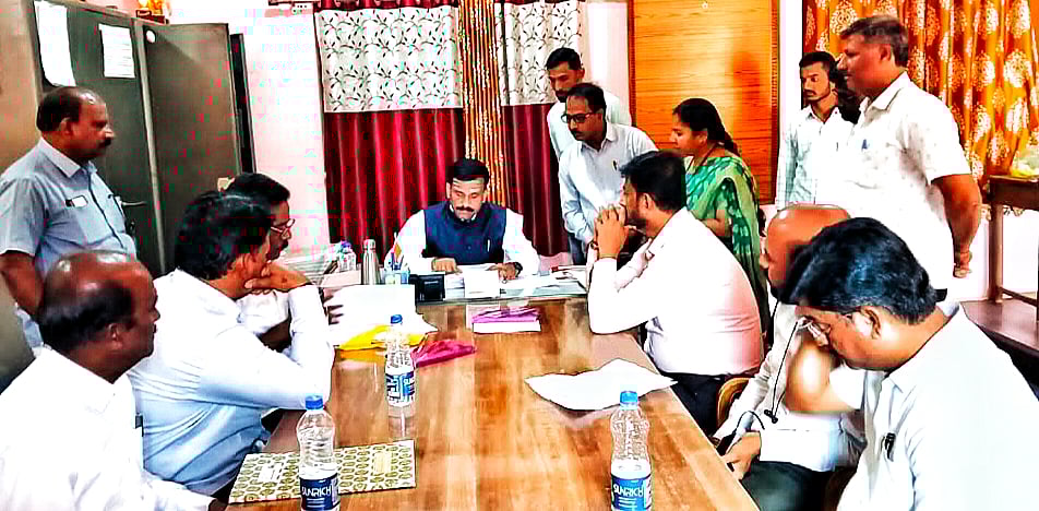 ಬೇಲೂರ: ಪ್ರೌಢಶಾಲೆಗೆ ಕೊಸಂಬೆ, ಸಲಗರ ಭೇಟಿ  