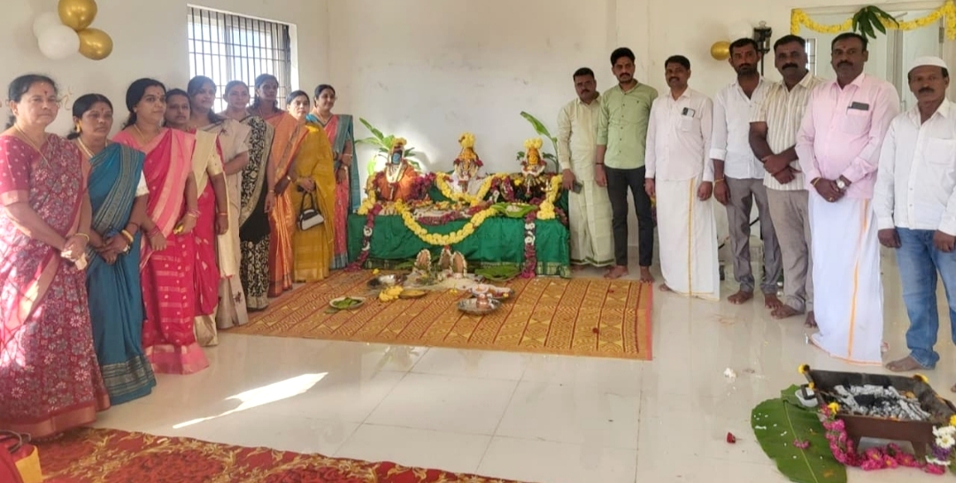 ಹಲಗೂರು ಗ್ರಾಮ ಪಂಚಾಯಿತಿ ನೂತನ ಕಟ್ಟಡ ಉದ್ಘಾಟನಾ ಕಾರ್ಯಕ್ರಮದಲ್ಲಿ ಗಣಪತಿ ಹೋಮ ಕಾರ್ಯಕ್ರಮದಲ್ಲಿ ಪಾಲ್ಗೊಂಡ ಸದಸ್ಯರು