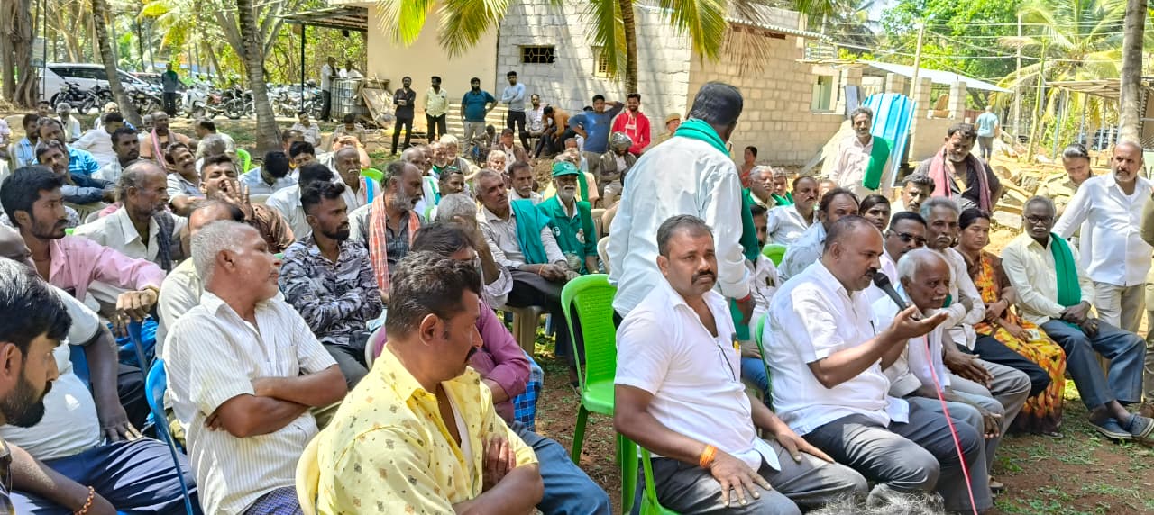 ಸಭೆಯಲ್ಲಿ ಭಾಗವಹಿಸಿದ್ದ ರೈತರು