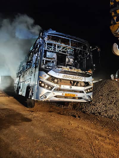 ​ತುಮಕೂರು-ಬೆಂಗಳೂರು ರಾಷ್ಟ್ರೀಯ ಹೆದ್ದಾರಿಯಲ್ಲಿ ಚಲಿಸುತ್ತಿದ್ದ ಸಂಜನಾ ಟ್ರಾವೆಲ್ಸ್ ಗೆ ಸೇರಿದ ಬಸ್, ಹನುಮಂತಪುರ ಗೇಟ್ ಬಳಿ ಮೊದಲು ಚರಂಡಿಯ ಸ್ಲಾಬ್‌ಗೆ ಡಿಕ್ಕಿ ಹೊಡೆದಿದೆ. 