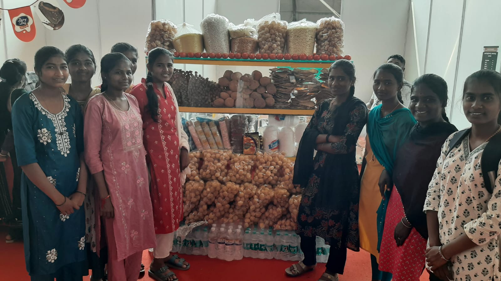ಆಹಾರ ಮೇಳದಲ್ಲಿ ಚಾಟ್‌ ಸೇವಿಸಿದ ಯುವತಿಯರು