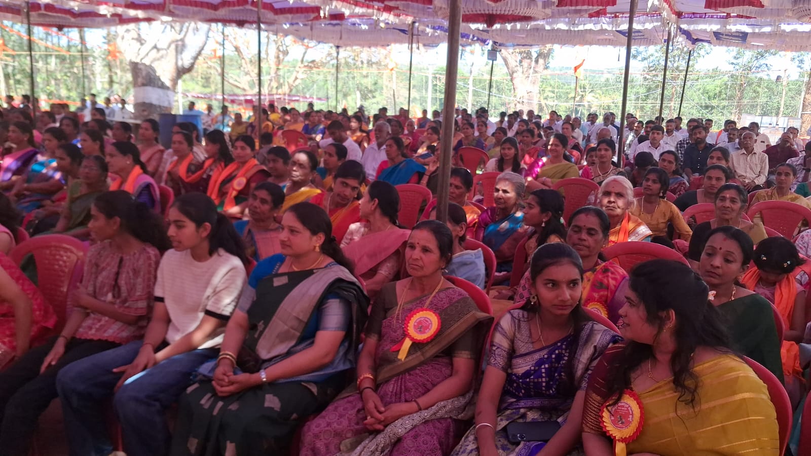 ಕುಶಾಲನಗರ ಸಮೀಪದ ಬಸಿರುಗುಪ್ಪೆ ಗ್ರಾಮದಲ್ಲಿ ಭದ್ರಕಾಳಿ ಭಂಟ ನಾಗನಕಟ್ಟೆ ಮಾರಿಯಮ್ಮ ಮತ್ತು ಗುಳಿಗ ದೇವರುಗಳ ಪ್ರತಿಷ್ಠಾಪನೆ ಅಂಗವಾಗಿ ಏರ್ಪಡಿಸಿದ್ದ ಧಾರ್ಮಿಕ ಕಾರ್ಯಕ್ರಮದಲ್ಲಿ ಪಾಲ್ಗೊಂಡಿರುವ ಸಭಿಕರು.