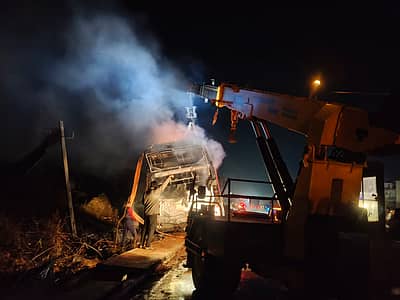 ಬಸ್ಸಿನಲ್ಲಿ ಬೆಂಕಿ ಆವರಿಸಿಕೊಳ್ಳುವ ಮೊದಲೇ ಪ್ರಯಾಣಿಕರು ತಕ್ಷಣವೇ ಕೆಳಗಿಳಿದಿದ್ದಾರೆ. 