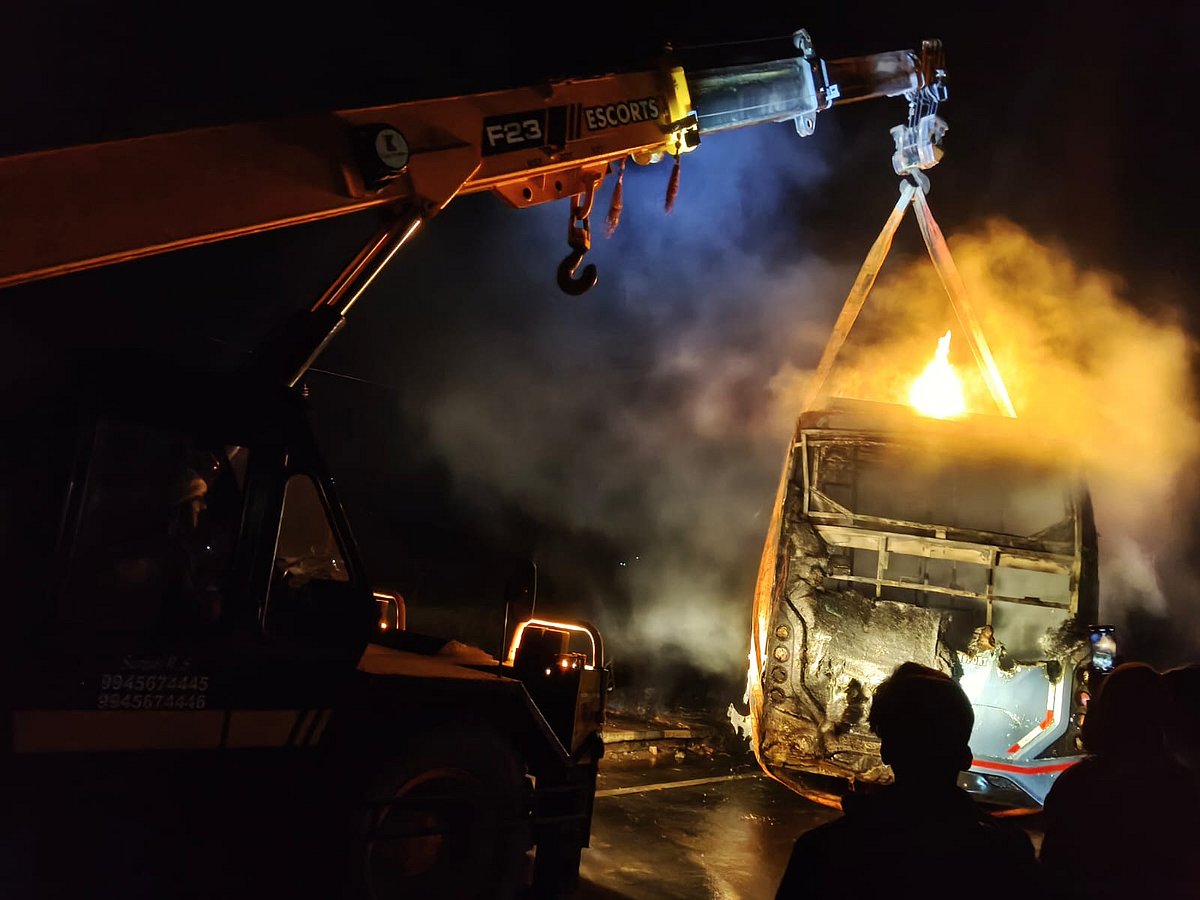 PHOTOS | ಬೆಂಗಳೂರಿನ ನೆಲಮಂಗಲದಲ್ಲಿ ಹೊತ್ತಿ ಉರಿದ ಬಸ್; ಪ್ರಯಾಣಿಕರು ಪಾರು 