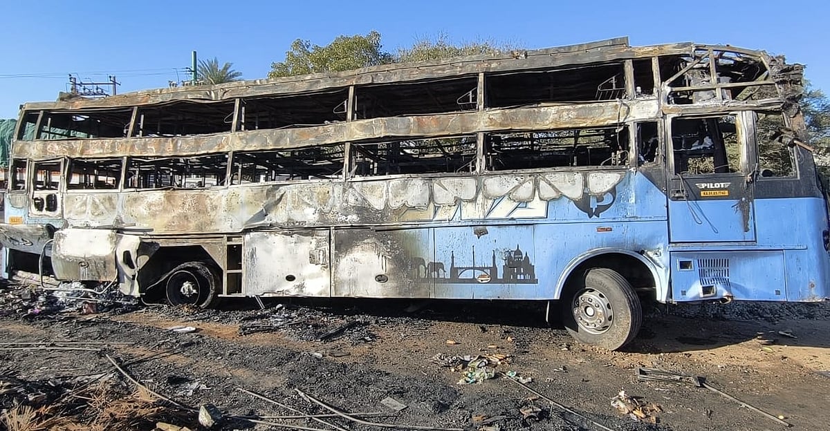 ​ನೆಲಮಂಗಲ: ವಿದ್ಯುತ್ ಕಂಬಕ್ಕೆ ಡಿಕ್ಕಿ ಹೊಡೆದು ಹೊತ್ತಿ ಉರಿದ ಬಸ್;40 ಮಂದಿ ಪಾರು