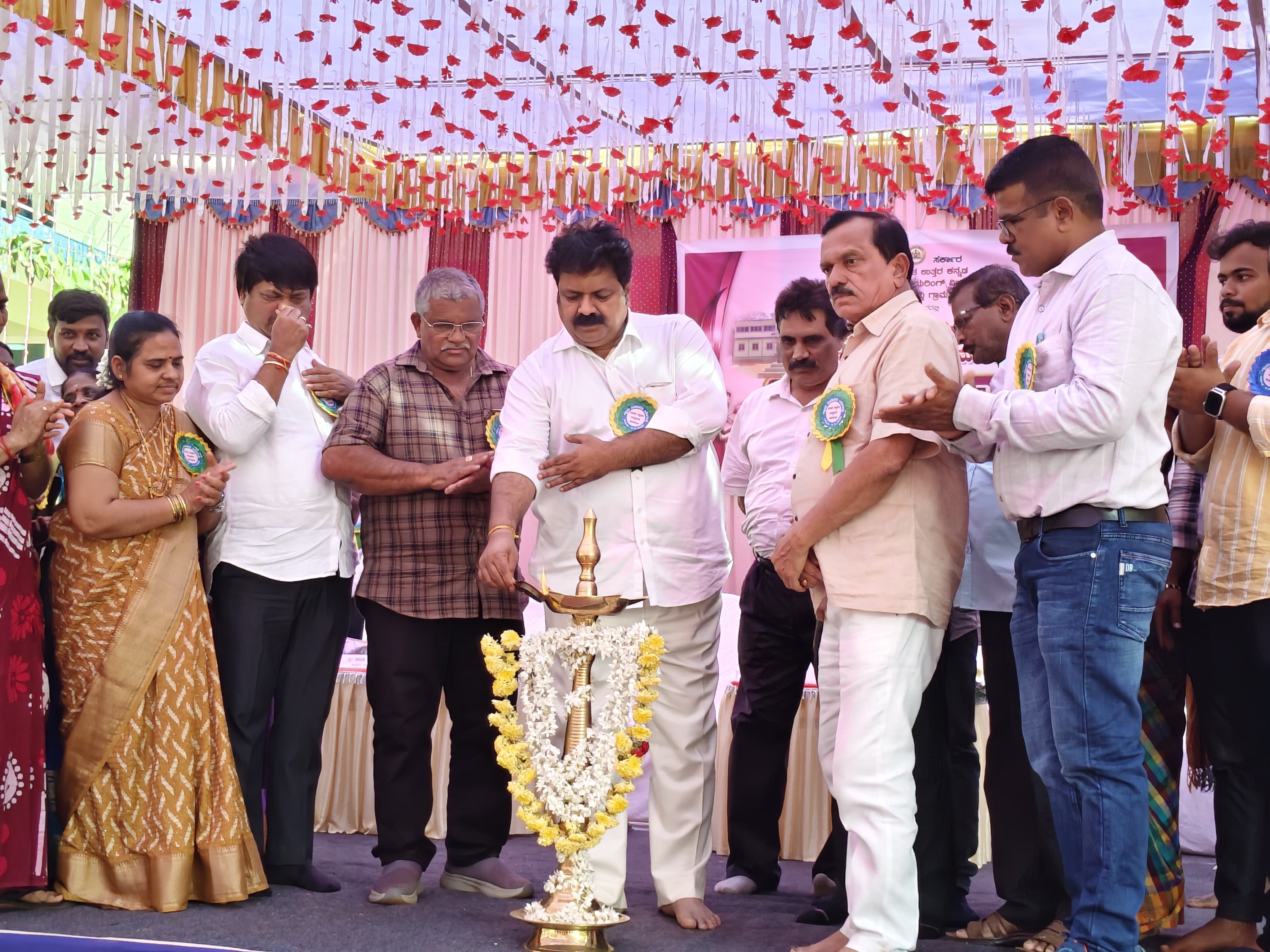 ಗೋಕರ್ಣ ಸಮೀಪದ ಹಿರೇಗುತ್ತಿಯ ನೂತನ ಗ್ರಾಮ ಪಂಚಾಯ್ತಿ ಕಟ್ಟಡದ ಲೋಕಾರ್ಪಣಾ ಕಾರ್ಯಕ್ರಮದ ಉದ್ಘಾಟನೆ ಮಾಡುತ್ತಿರುವ ಜಿಲ್ಲಾ ಉಸ್ತುವಾರಿ ಸಚಿವ  ಮಂಕಾಳ ಎಸ್. ವೈದ್ಯ