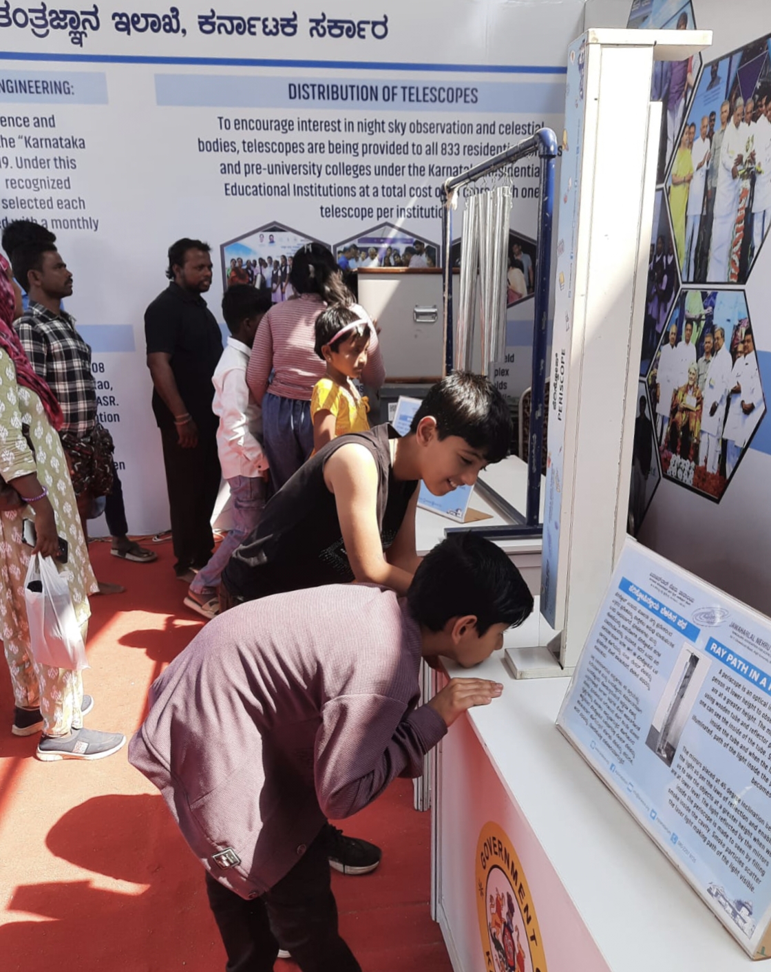 ವಿನೋದ ವಿಜ್ಞಾನದ ಮಾದರಿಗಳನ್ನು ಕುತೂಹಲದಿಂದ ವೀಕ್ಷಿಸುತ್ತಿರುವ ಮಕ್ಕಳು ಮತ್ತು ಸಾರ್ವಜನಿಕರು