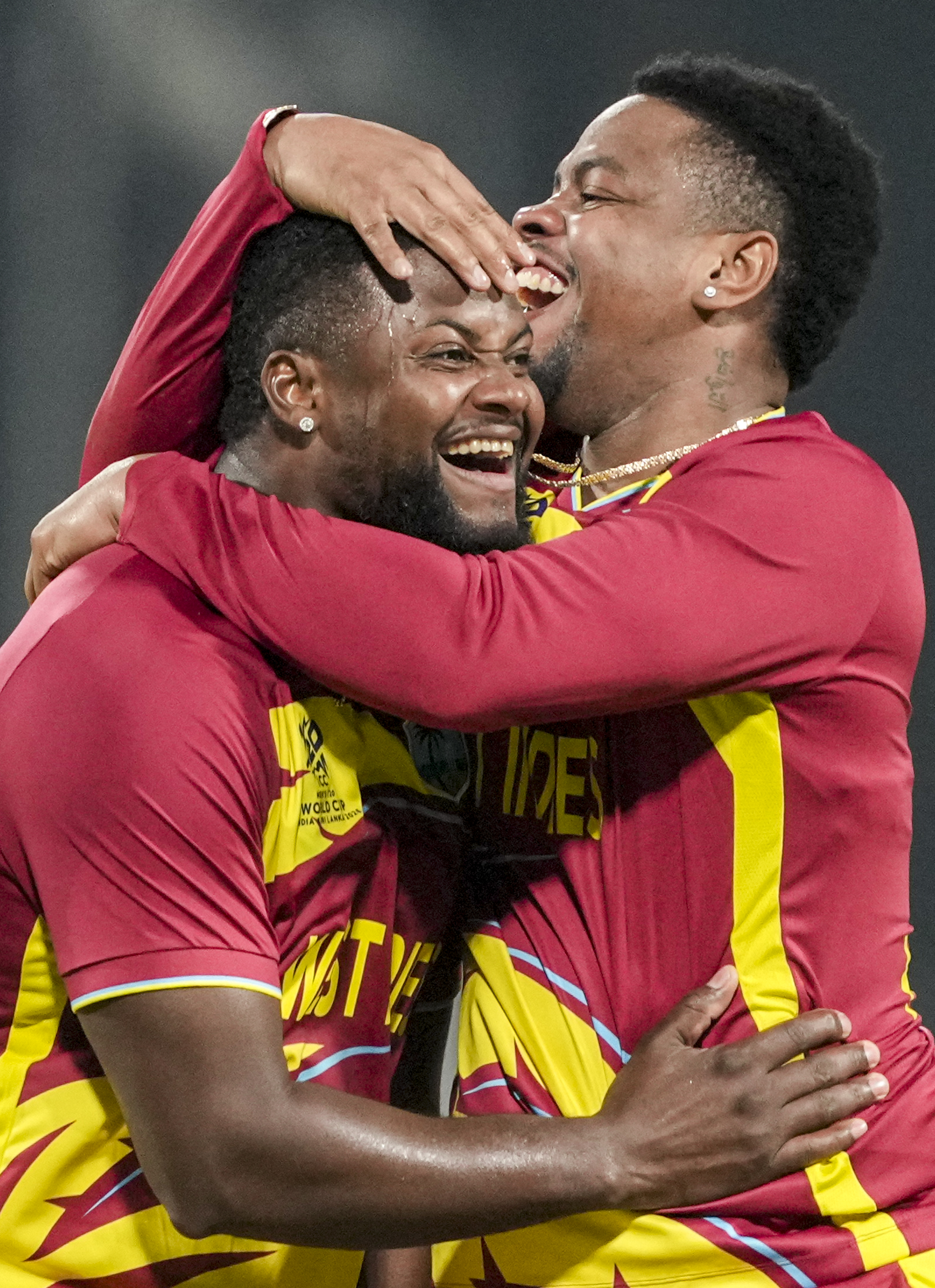 ಹ್ಯಾಟ್ರಿಕ್ ಪಡೆದ ರೊಮಾರಿಯೊ ಶೆಫರ್ಡ್ ಅವರು ಶಿಮ್ರೋನ್ ಹೆಟ್ಮೇಯರ್ ಜೊತೆ ಸಂಭ್ರಮಿಸಿದರು.
ಪಿಟಿಐ ಚಿತ್ರ