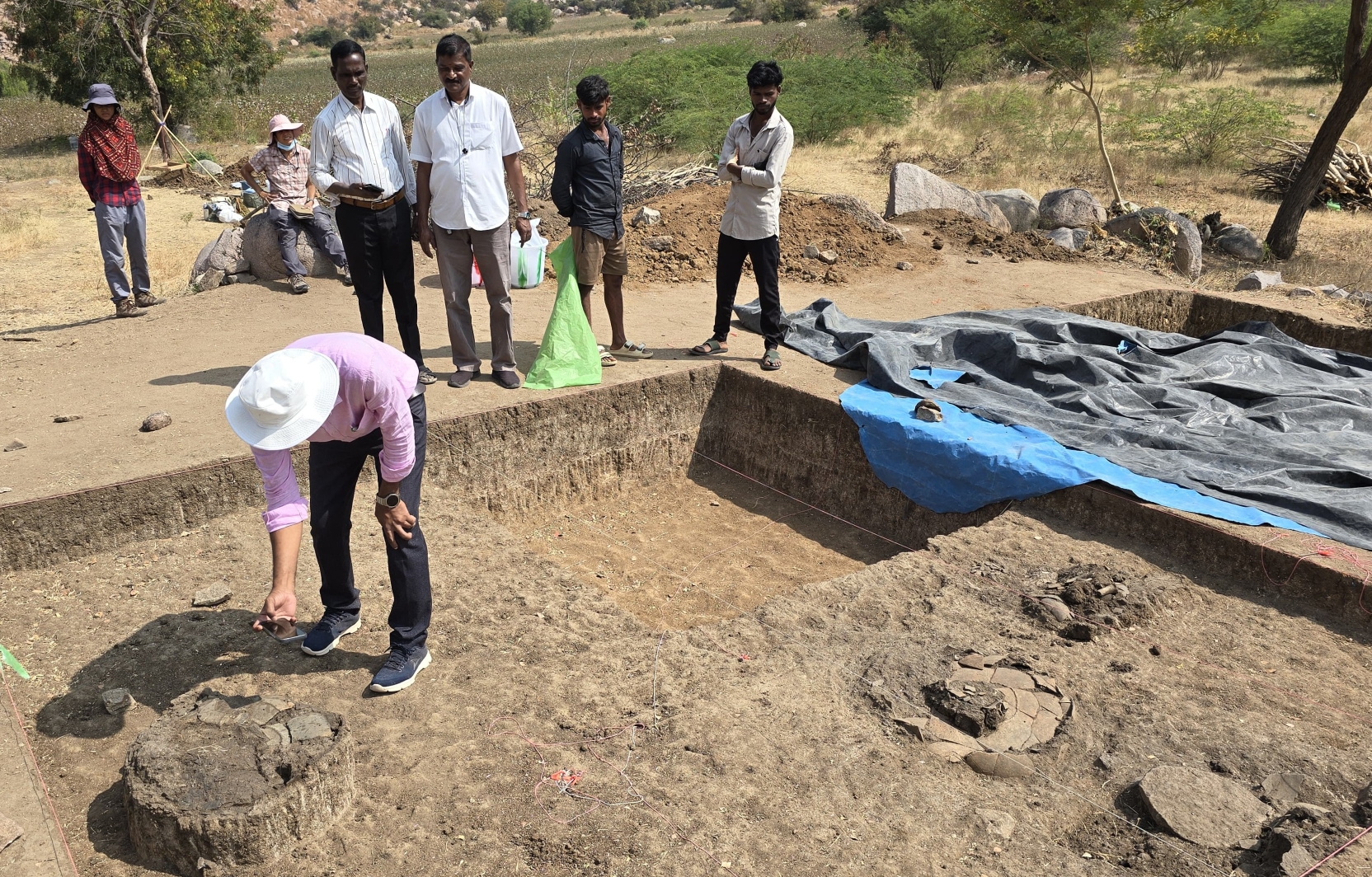 ತೆಕ್ಕಲಕೋಟೆ ಪಟ್ಟಣದಲ್ಲಿ ನಡೆಯುತ್ತಿರುವ ಉತ್ಖನನ ಸ್ಥಳಕ್ಕೆ ಹಂಪಿ ಕಮಲಾಪುರದ ಪುರಾತತ್ವ ಸಂಗ್ರಹಾಲಯ ಮತ್ತು ಪರಂಪರೆ ಇಲಾಖೆಯ ಉಪ ನಿರ್ದೇಶಕ  ಆರ್.ಶೇಜೇಶ್ವರ ಭೇಟಿ ನೀಡಿ ಪರಿಶೀಲನೆ ನಡೆಸಿದರು