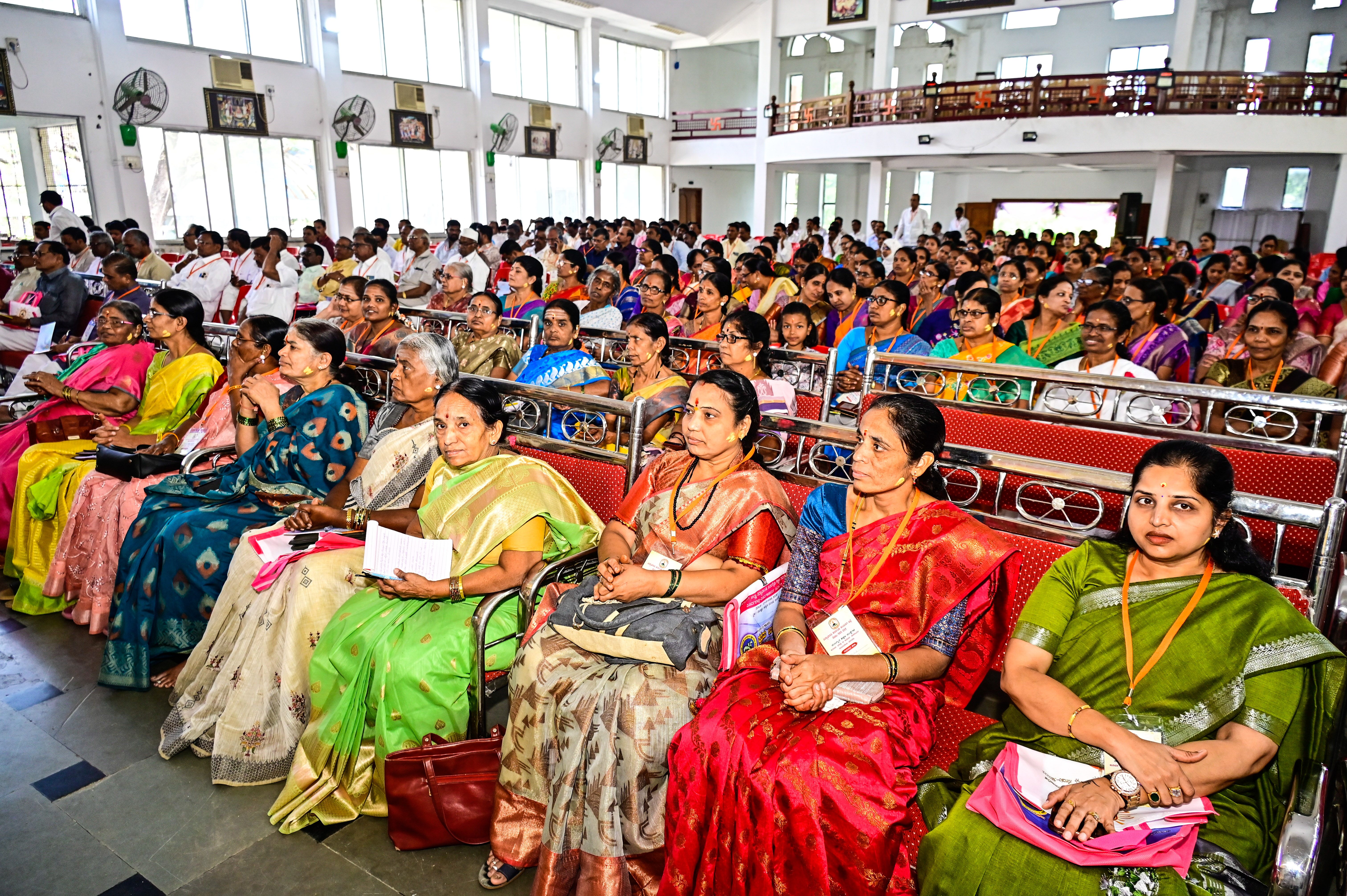 ಕಲಬುರಗಿಯ ವೀರಶೈವ ಕಲ್ಯಾಣ ಮಂಟಪದಲ್ಲಿ ಶನಿವಾರ ವಿದ್ಯಾಭಾರತಿ ವತಿಯಿಂದ ನಡೆದ ಪೂರ್ವ ಛಾತ್ರ ಚ ಪೂರ್ವ ಆಚಾರ್ಯ ಸಮಾವೇಶದಲ್ಲಿ ಸೇರಿದ್ದ ಜನ                            ಪ್ರಜಾವಾಣಿ ಚಿತ್ರ 