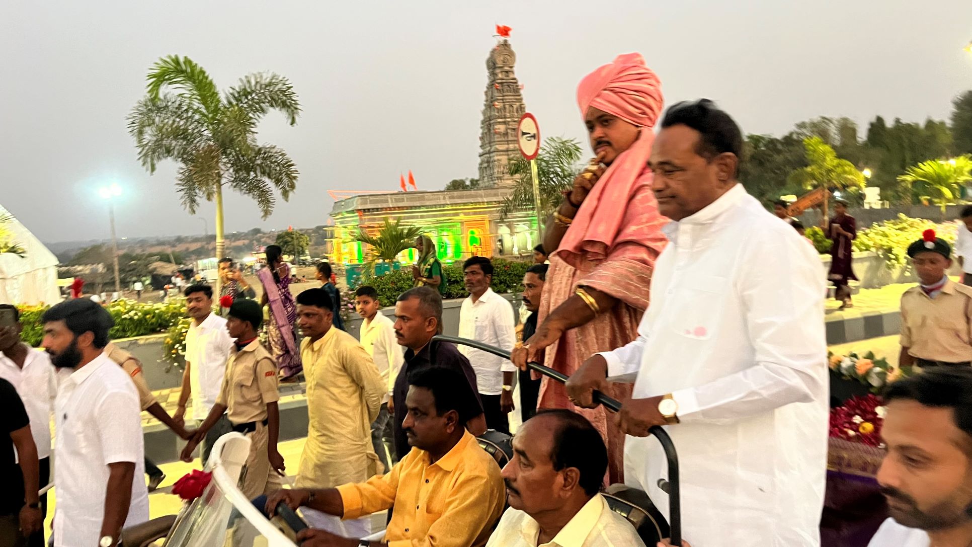 ಆಳಂದ ತಾಲ್ಲೂಕಿನ ಜಿಡಗಾ ನವಕಲ್ಯಾಣ ಮಠದ ಪೀಠಾಧಿಪತಿ ಮುರುಘರಾಜೇಂದ್ರ ಸ್ವಾಮೀಜಿ ಅವರು ರಥೋತ್ಸವಕ್ಕೆ ಮೆರವಣಿಗೆ ಮೂಲಕ ಆಗಮಿಸಿದರು.