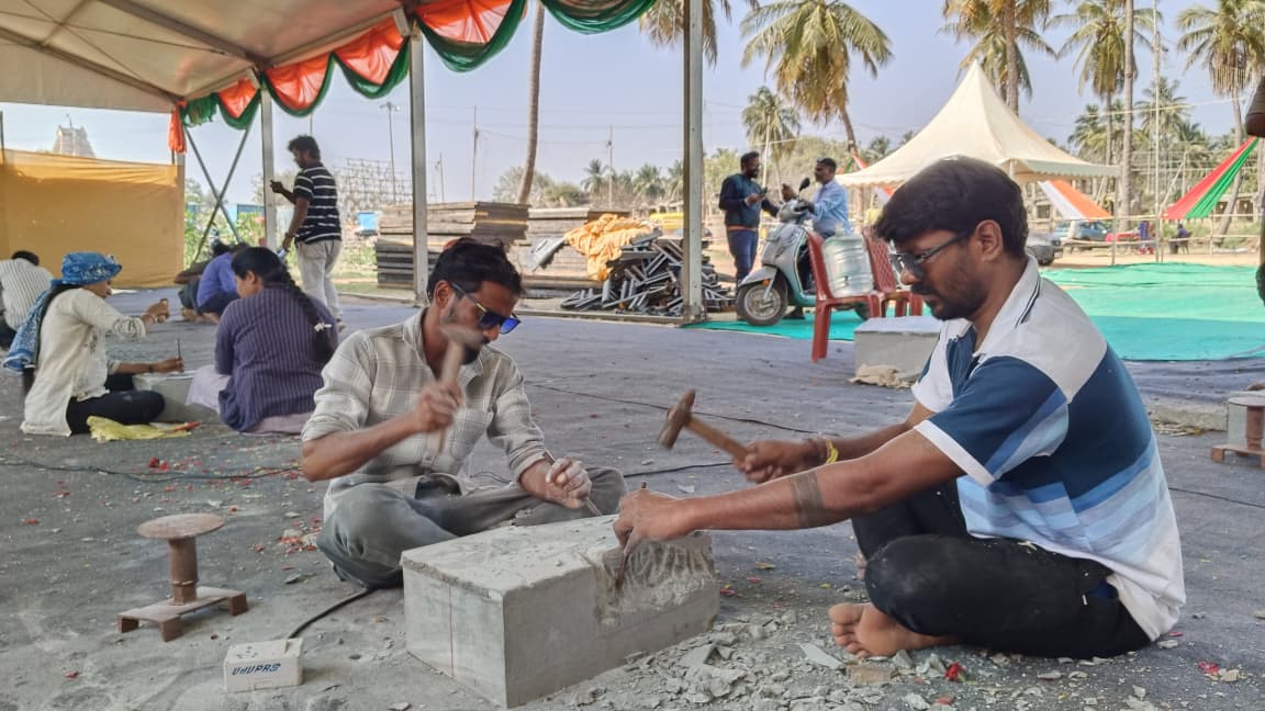 ಹಂಪಿಯ ಮಾತಂಗ ಪರ್ವತ ಮೈದಾನದಲ್ಲಿ ಶನಿವಾರದಿಂದ ಆರಂಭವಾಗಿರುವ ಶಿಲ್ಪಕಲಾ ಶಿಬಿರ –ಪ್ರಜಾವಾಣಿ ಚಿತ್ರ