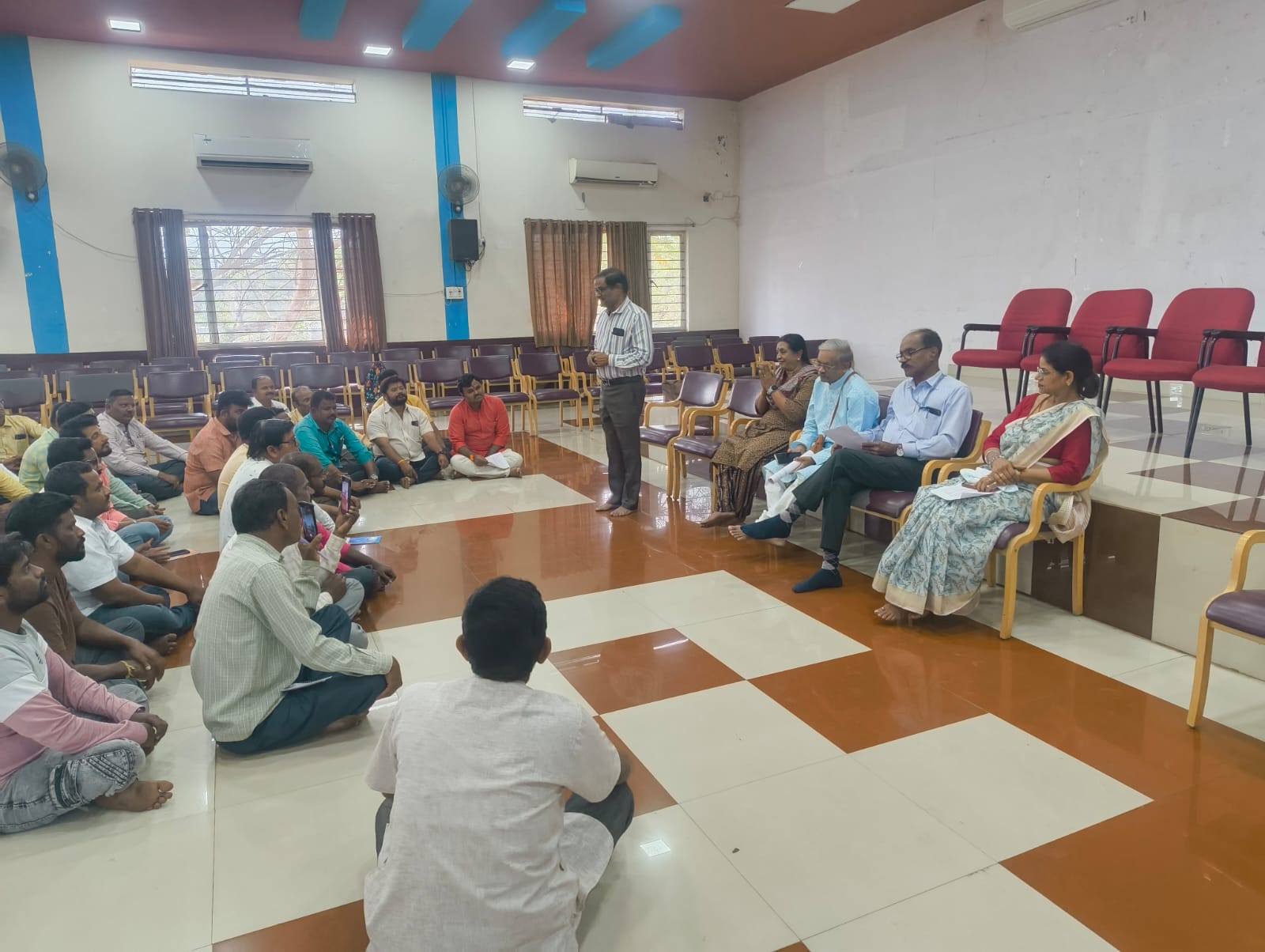 ಹೊಸಪೇಟೆಯಲ್ಲಿ ಶನಿವಾರ ಧ್ವನಿಬೆಳಕು ಕಾರ್ಯಕ್ರಮಕ್ಕೆ ತರಬೇತಿ ನಡೆಯಿತು –ಪ್ರಜಾವಾಣಿ ವಾರ್ತೆ