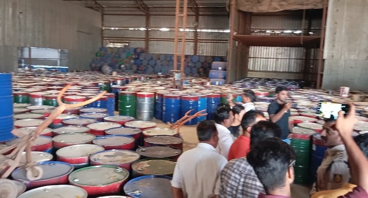 ಅನಧಿಕೃತವಾಗಿ ಸಂಗ್ರಹಿಟ್ಟ ಕೆಮಿಕಲ್ ಬ್ಯಾರಲ್‌ಗಳು