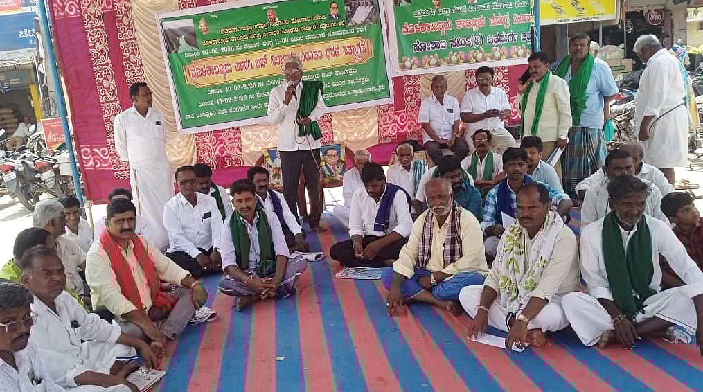 ಮೊಳಕಾಲ್ಮುರು | ಕೆರೆಗಳಿಗೆ ನೀರು ಹರಿಸಲು ಆಗ್ರಹ; ಧರಣಿ