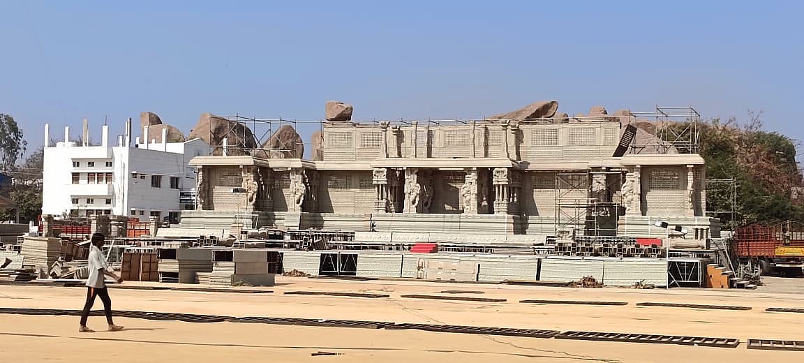 ಹೊಸಪೇಟೆ | ಶಿಲ್ಪಕಲಾ ಶಿಬಿರ ಆರಂಭ–ವೇದಿಕೆ ನಿರ್ಮಾಣಕ್ಕೆ ಚಾಲನೆ