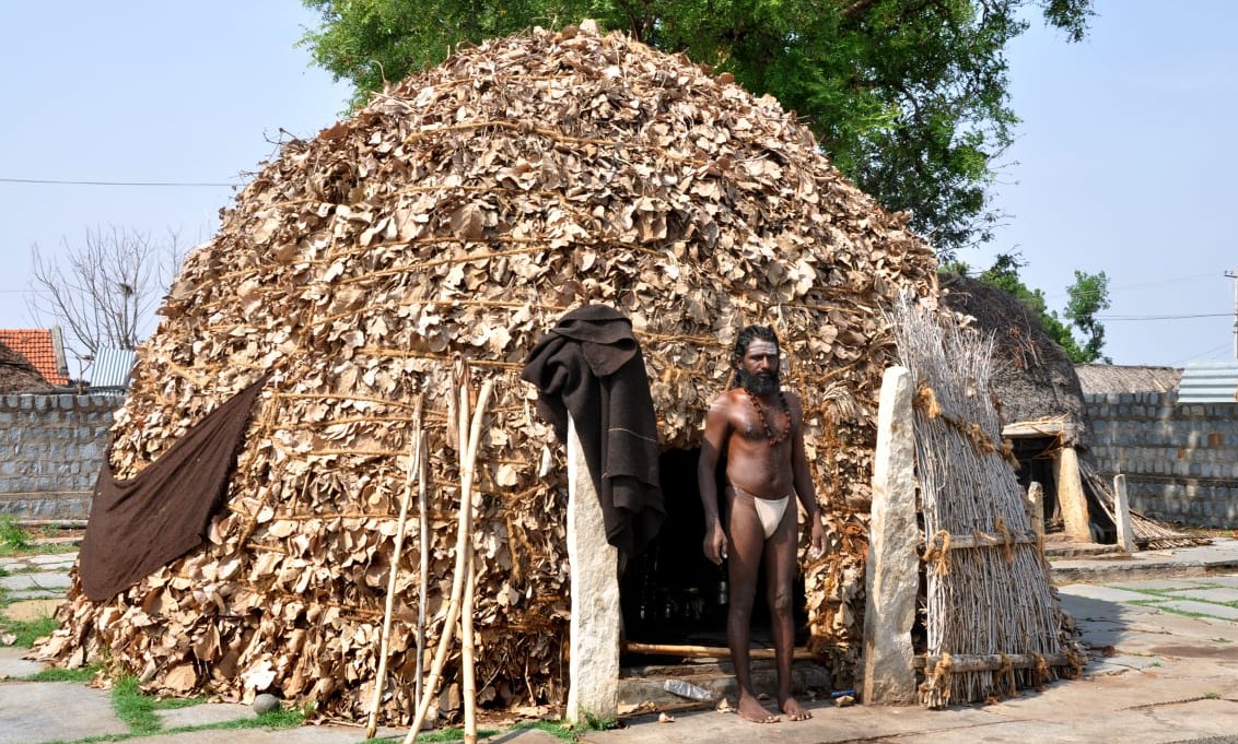 ಮುತ್ತುಗದ ಎಲೆಗಳ ಹೊದಿಕೆಯಿಂದ ನಿರ್ಮಿತವಾಗಿರುವ ಹಾಲುಕುಡಿದಸ್ವಾಮಿ ದೇವರ ಗುಡಿಸಲು (ಸಂಗ್ರಹ ಚಿತ್ರ)