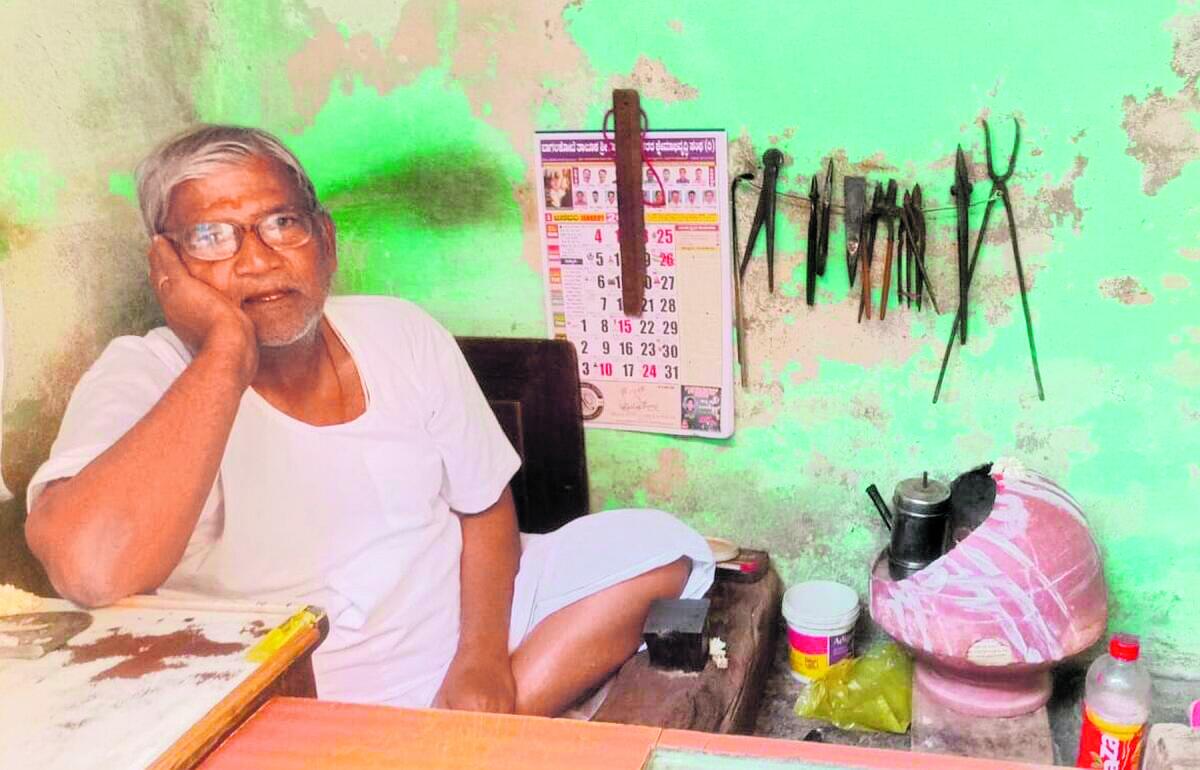 ಬಾಗಲಕೋಟೆಯ ಚಿನ್ನ, ಬೆಳ್ಳಿ ದುರಸ್ತಿ ಅಂಗಡಿಯಲ್ಲಿ ಗ್ರಾಹಕರಿಗಾಗಿ ಕಾಯುತ್ತಿರುವ ಅಕ್ಕಸಾಲಿಗ