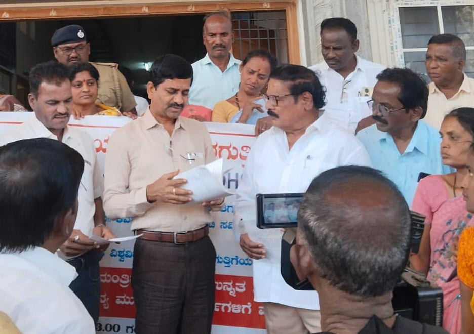 ಹೊಸಪೇಟೆ | ಬಾಕಿ ಸಂಬಳ ಪಾವತಿಗೆ ಆಗ್ರಹ 