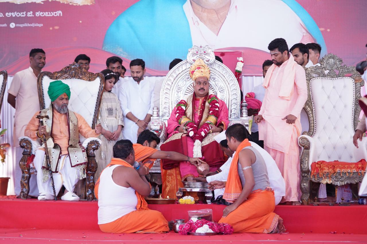 ಆಳಂದ ತಾಲ್ಲೂಕಿನ ಜಿಡಗಾ ಮಠದ ಪೀಠಾಧಿಪತಿ ಮುರುಘರಾಜೇಂದ್ರ ಸ್ವಾಮೀಜಿಗಳು ಸುವರ್ಣ ಕಿರೀಟಧಾರಣೆ ಮತ್ತು ಭಕ್ತರಿಂದ ವಿಶೇಷ ಪೂಜೆ ಜರುಗಿತು.