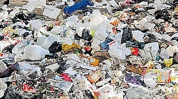 ಗುಳೇದಗುಡ್ಡ: ರಸ್ತೆಯ ಮೇಲೆ ಕಸ ಸುರಿದರೆ ದಂಡ