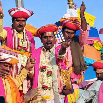 ಕೈಗೆ ಮುಳ್ಳು ದೀಪ ಚುಚ್ಚಿಕೊಂಡು ಆರತಿ ಮಾಡುತ್ತಿರುವ ಗೊರವಪ್ಪ