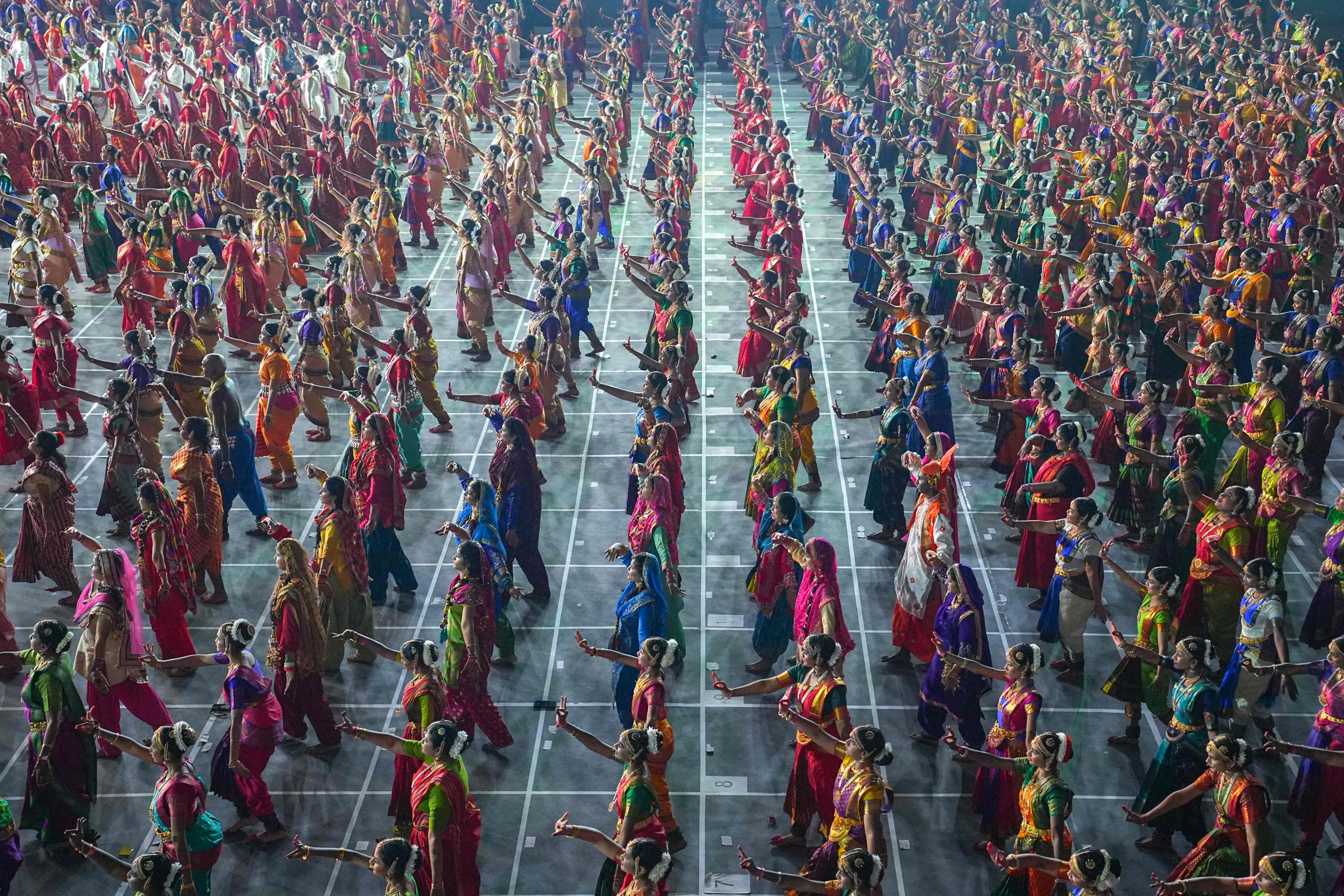 ಕ್ವಾಲಾಲಂಪುರದಲ್ಲಿ ನಡೆದ ಭಾರತೀಯ ಸಮುದಾಯದವರ ಕಾರ್ಯಕ್ರಮದಲ್ಲಿ ನೂರಾರು ಕಲಾವಿದರು ಶನಿವಾರ ನೃತ್ಯ ಪ್ರದರ್ಶಿಸಿದರು –ಪಿಟಿಐ ಚಿತ್ರ