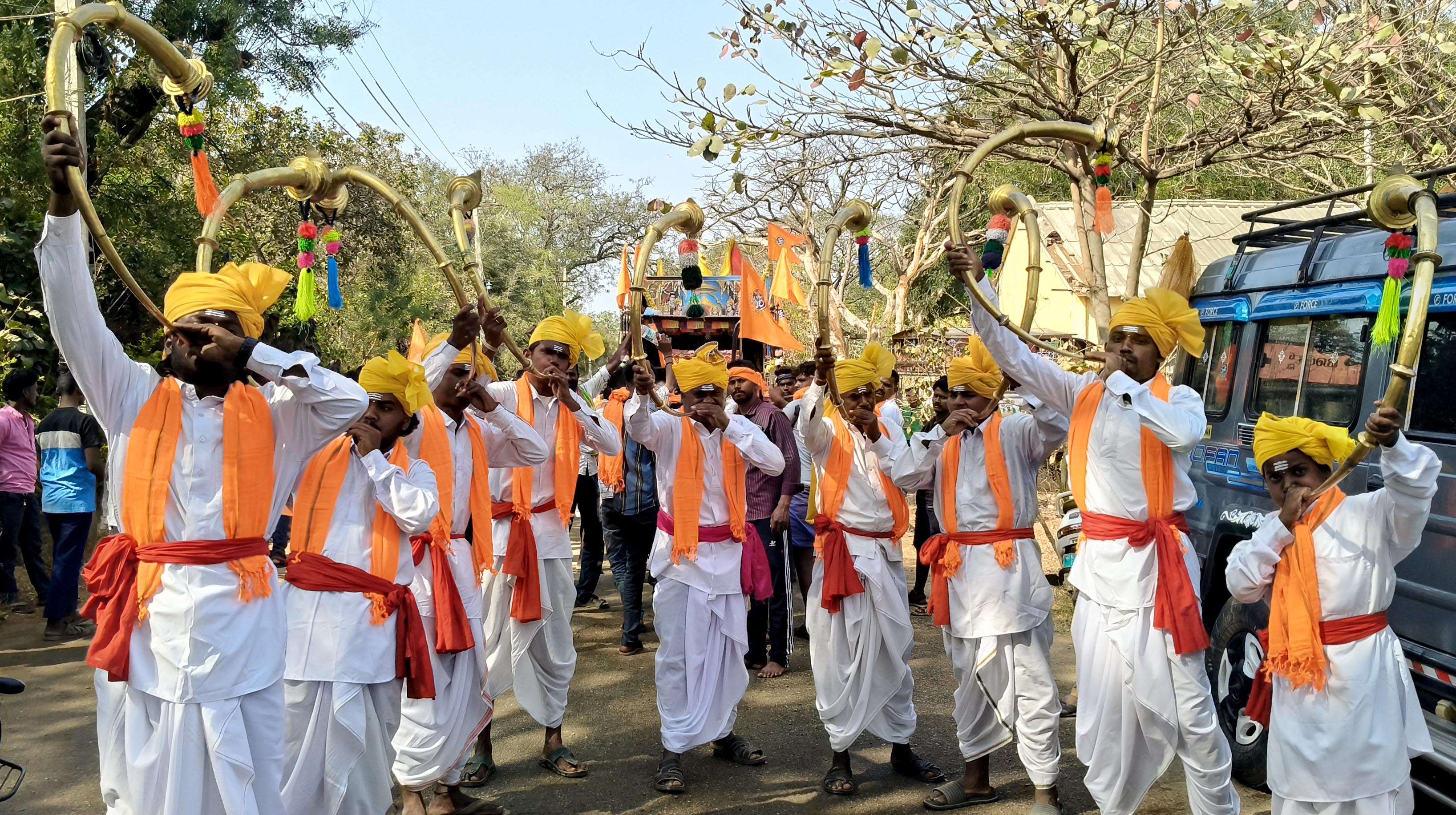 ಹಗರಿಬೊಮ್ಮನಹಳ್ಳಿಯಲ್ಲಿ ನಡೆದ ಶೋಭಾಯಾತ್ರೆಯಲ್ಲಿ ಕಹಳೆ ಕಲಾವಿದರು ಗಮನ ಸೆಳೆದರು