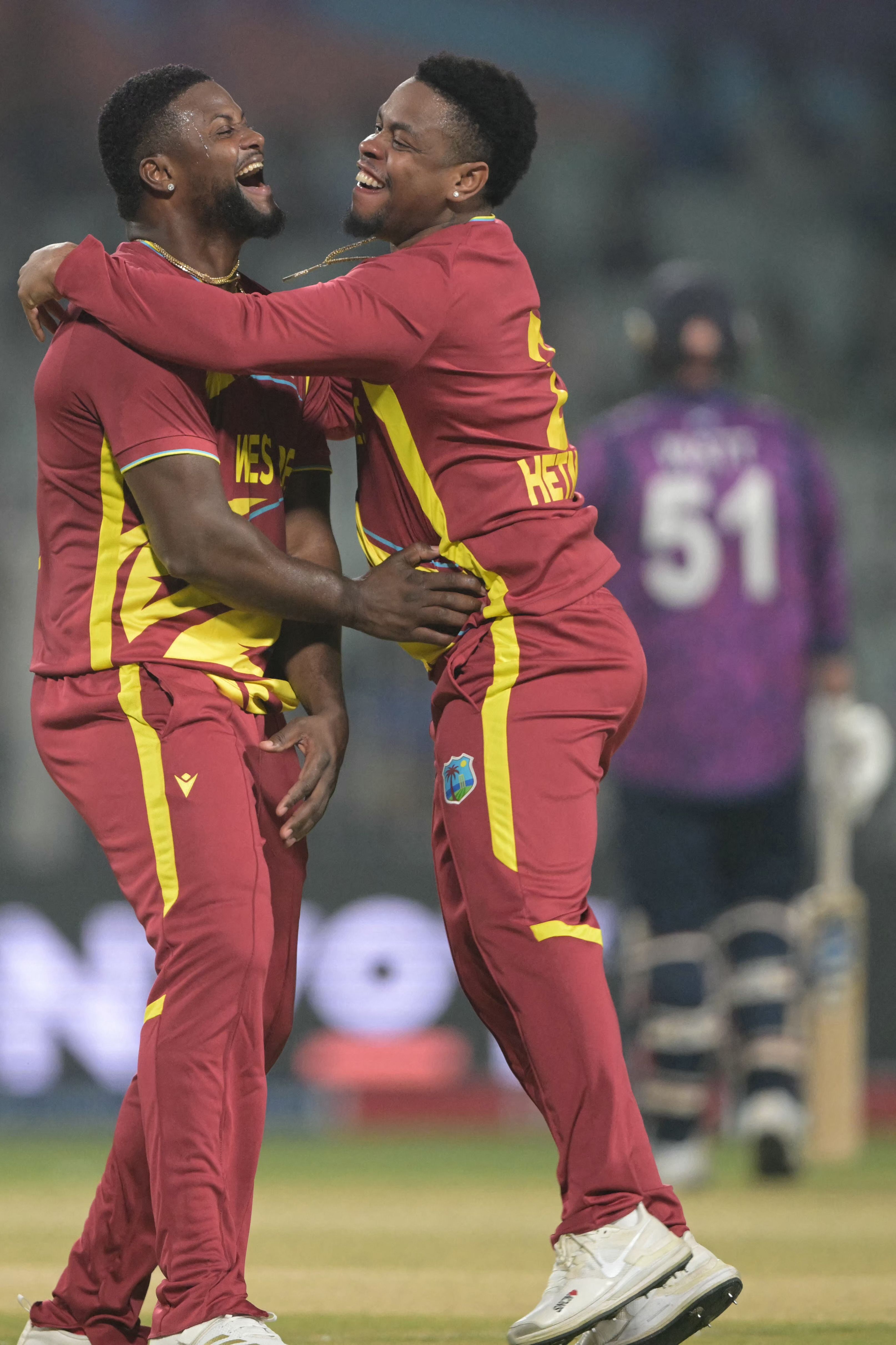 ಹ್ಯಾಟ್ರಿಕ್ ಪಡೆದ ರೊಮಾರಿಯೊ ಶೆಫರ್ಡ್ ಅವರು ಶಿಮ್ರೋನ್ ಹೆಟ್ಮೇಯರ್ ಜೊತೆ ಸಂಭ್ರಮಿಸಿದರು.
ಎಎಫ್‌ಪಿ ಚಿತ್ರ