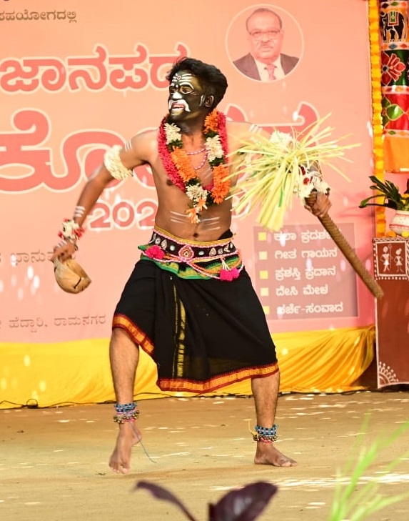 ಲೋಕೋತ್ಸವದಲ್ಲಿ ಜಾನಪದ ಕಲಾವಿದರೊಬ್ಬರ ನೃತ್ಯ ಗಮನ ಸೆಳೆಯಿತು